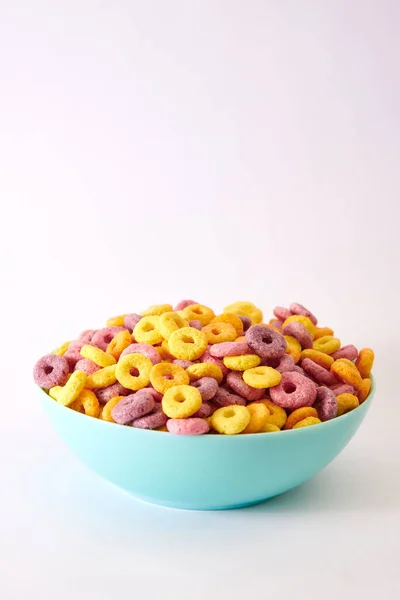 Colpo Verticale Cereali Fruttati Multicolori Una Ciotola Blu Isolata Fondo — Foto Stock