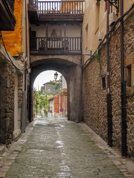 西班牙坎塔布里亚一条老街的垂直截图 — 图库照片