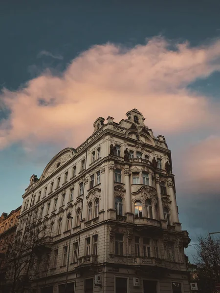 Eine Vertikale Aufnahme Eines Historischen Wunderschön Architektonischen Gebäudes Unter Einer — Stockfoto