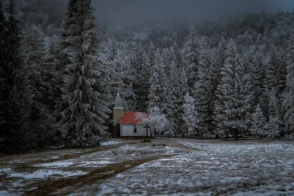 Eine Wunderschöne Winterlandschaft Mit Einer Kleinen Kapelle Umgeben Von Schneebedeckten — Stockfoto