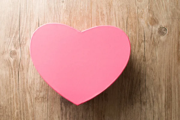 Una Caja Regalo San Valentín Forma Corazón Aislada Una Mesa — Foto de Stock