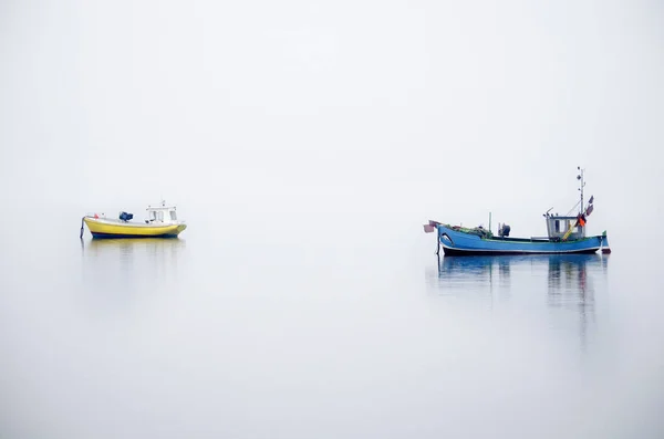 Два Рибальські Човни Морі Проти Чистого Неба — стокове фото