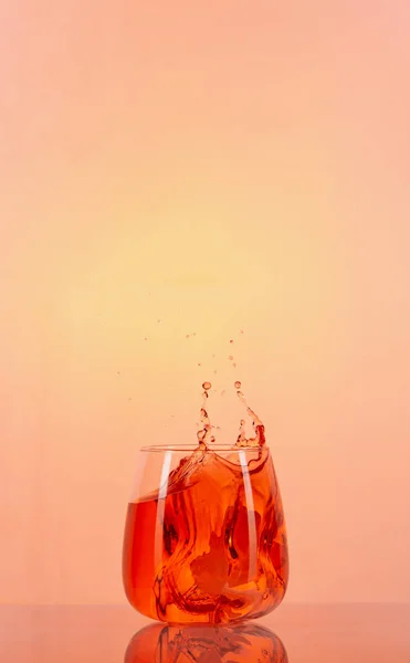 Μια Κάθετη Λήψη Δροσιστικού Cocktail Splash Ντελικάτο Φόντο Ροδάκινο — Φωτογραφία Αρχείου