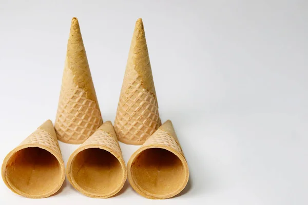 Cones Vazios Sorvete Empilhados Outro Fundo Cinza — Fotografia de Stock