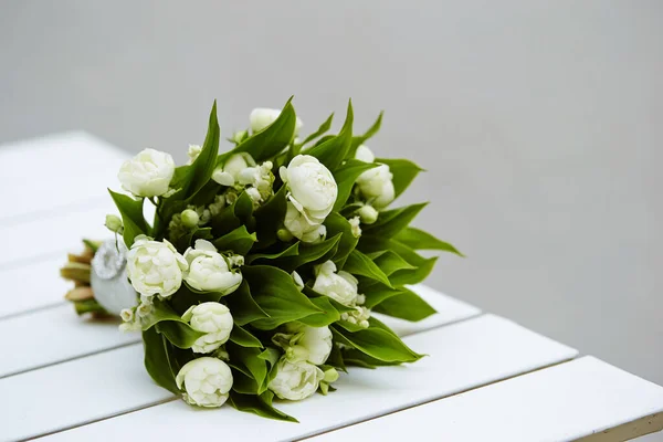 Gyönyörű Fehér Tulipán Csokor Egy Fehér Asztalon — Stock Fotó