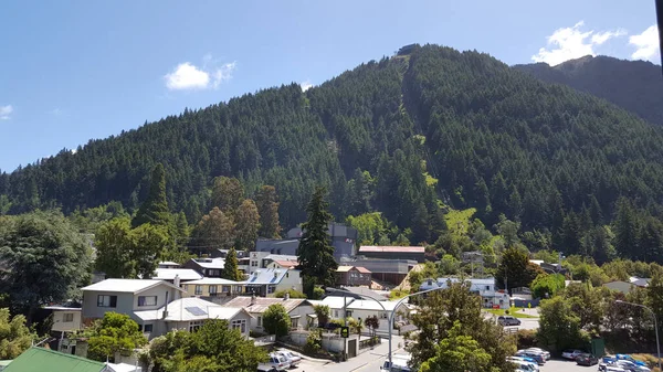 Beautiful Resort Surrounded Mountainous Forest Clear Sky New Zealand — Stock Photo, Image