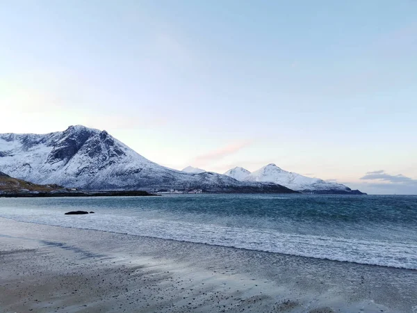 Gyönyörű Kilátás Havas Hegyekre Kvaloya Tromso Norvégia — Stock Fotó