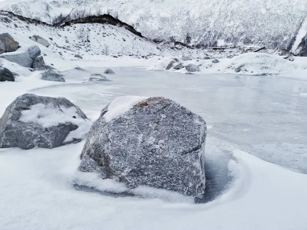 Grote Stenen Bedekt Met Sneeuw Bij Het Bevroren Water Kvaloya — Stockfoto
