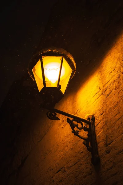 一盏灯笼在夜间燃烧和闪电的垂直镜头 — 图库照片