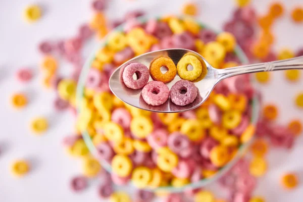 Una Vista Superior Una Cuchara Con Cereales Afrutados Multicolores Leche —  Fotos de Stock