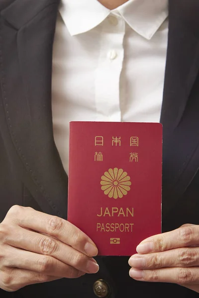 Colpo Verticale Una Donna Affari Possesso Passaporto Giapponese — Foto Stock