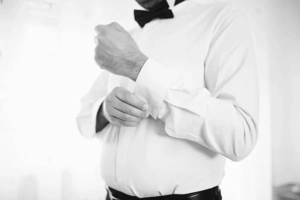 Grayscale Shot Groom Fixing Cufflinks Getting Ready Wedding Ceremony — Stock Photo, Image