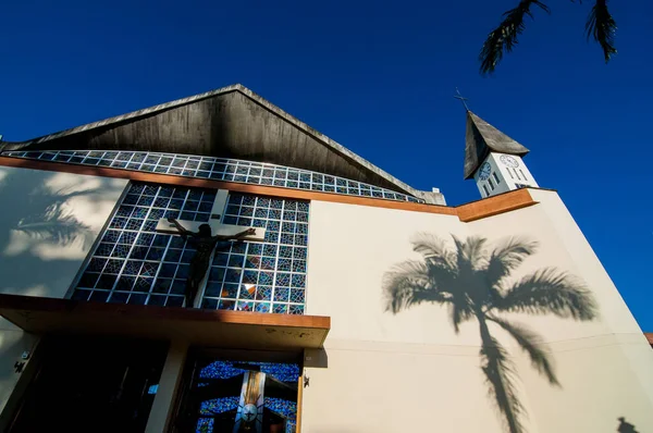 Gündüz Çekilen Bir Kilisenin Ana Girişinin Alçak Açılı Görüntüsü — Stok fotoğraf