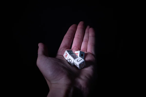 Ένα Κοντινό Πλάνο Ενός Χεριού Που Κρατάει Ζάρια Πόκερ Ένδειξη — Φωτογραφία Αρχείου