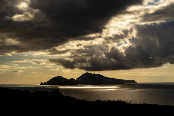 Захватывающий Вид Красивый Мыс Драматическую Погоду Капри Италия — стоковое фото