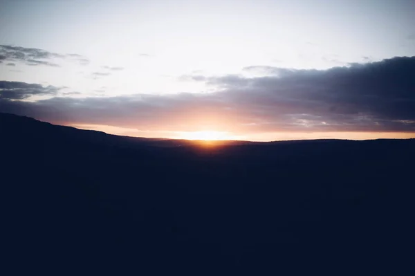 Een Prachtig Uitzicht Een Heldere Zonsondergang Zon Onder Achter Een — Stockfoto