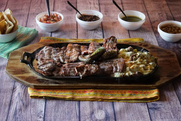 Primer Plano Deliciosa Parrillada Diferentes Tipos Carnes Plato Sobre Una — Foto de Stock