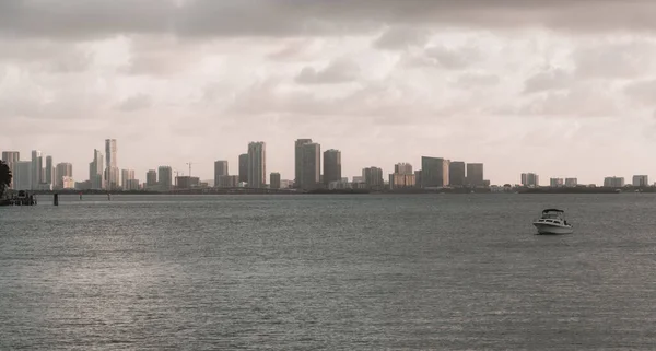 Uno Yacht Sull Acqua Con Grattacieli Sullo Sfondo Miami Florida — Foto Stock
