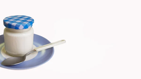Крупним Планом Знімок Йогуртової Ванни Синьо Білій Тарілці Невеликою Ложкою — стокове фото