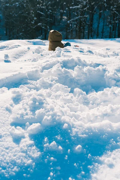 Tiro Vertical Uma Criança Casaco Acolchoado Brincando Neve Durante Dia — Fotografia de Stock