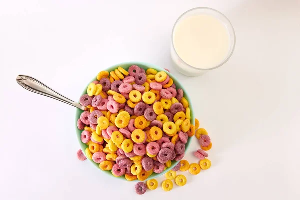 Una Vista Superior Cereales Frutales Multicolores Leche Vidrio Aislada Sobre — Foto de Stock