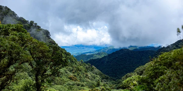 Ein Atemberaubender Blick Auf Die Einzigartige Landschaft Einem Bewölkten Frühlingstag — Stockfoto