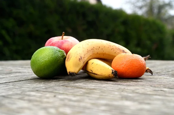 Närbild Färska Frukter Träbordet — Stockfoto