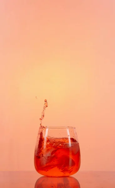 Vertical Shot Refreshing Cocktail Splash Delicate Peach Background — Stock Photo, Image