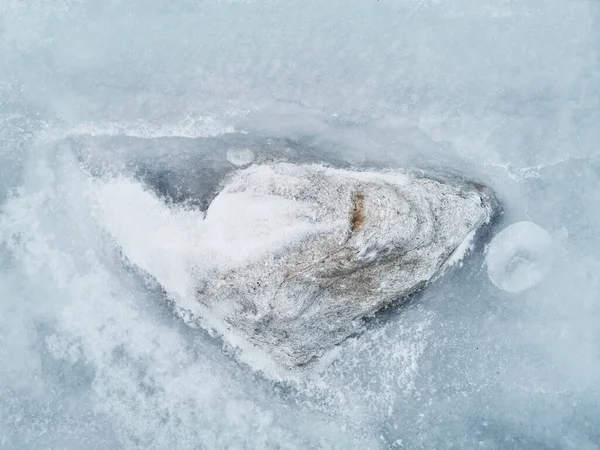 Kışın Donmuş Büyük Bir Taşın Üst Görüntüsü — Stok fotoğraf