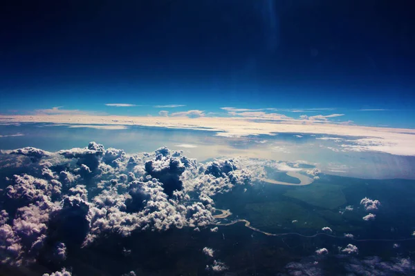 飛行機の窓から見る雨の雲が劇的な空の美しい景色 — ストック写真