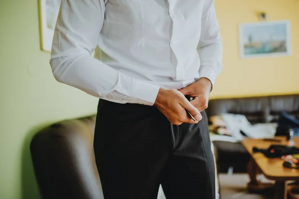 Een Bruidegom Zwarte Broek Wit Shirt Riem Vast Maken — Stockfoto