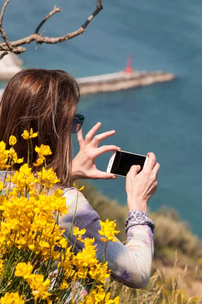 Een Verticaal Shot Van Een Vrouwtje Dat Foto Neemt Van — Stockfoto