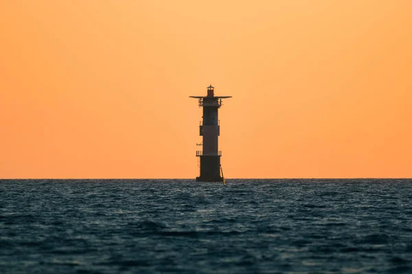 Vacker Utsikt Över Fyr Havet Mot Gyllene Solnedgång Himmel — Stockfoto