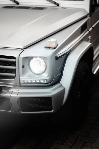 いい灰色の車の垂直ショット — ストック写真