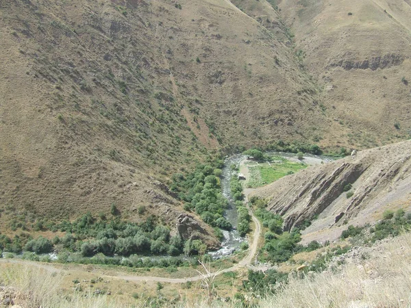 Saco Tierra Río Estrecho Largo Ladera Montaña Armenia —  Fotos de Stock