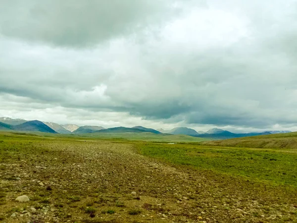 Uma Bela Vista Campo Das Montanhas Fundo Dia Nublado — Fotografia de Stock