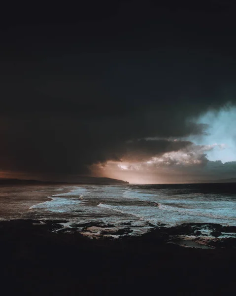 Pionowy Strzał Pięknego Morskiego Krajobrazu Dramatycznym Zachmurzonym Niebem — Zdjęcie stockowe