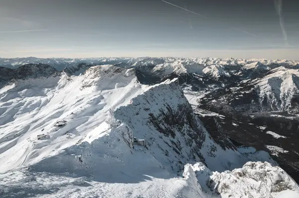 Piękne Ujęcie Śnieżnych Szczytów Gór — Zdjęcie stockowe