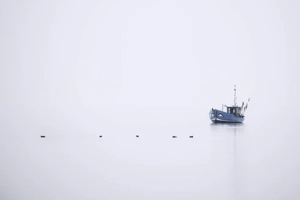 Barco Pesca Mar Contra Cielo Despejado — Foto de Stock