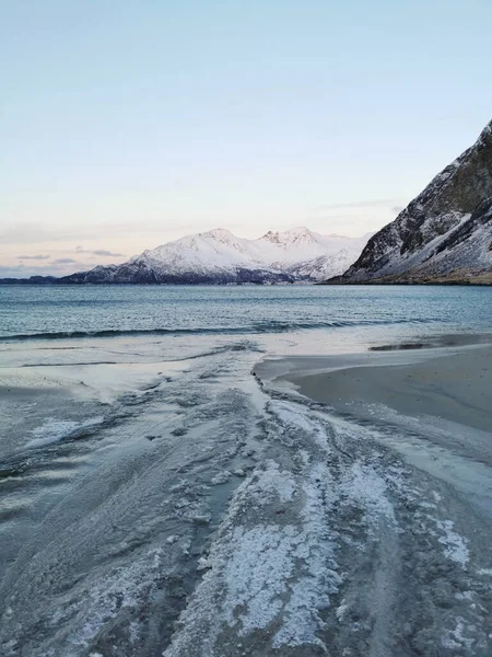 Μια Κάθετη Λήψη Χιονισμένων Βουνών Στην Ακτή Στην Kvaloya Tromso — Φωτογραφία Αρχείου