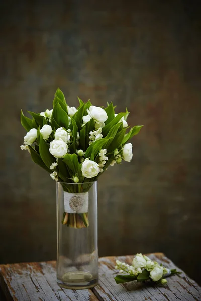 Colpo Verticale Bouquet Tulipano Bianco Vaso Una Superficie Legno — Foto Stock