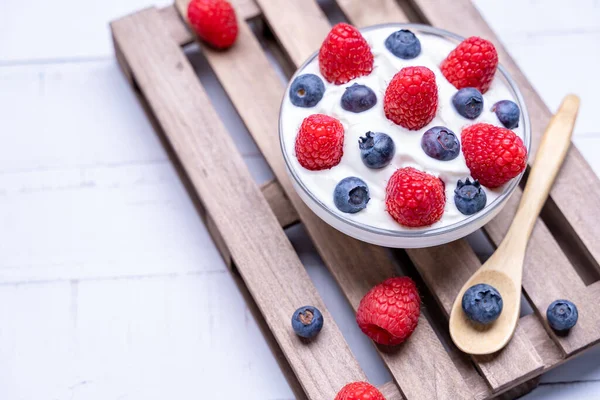 Een Close Shot Frambozen Bosbessen Yoghurt — Stockfoto