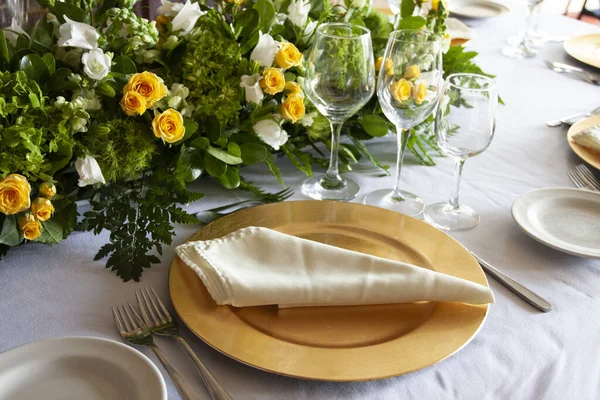 Closeup Shot Tableware Front Flowers Table Celebration Interiors Design — Stock Photo, Image