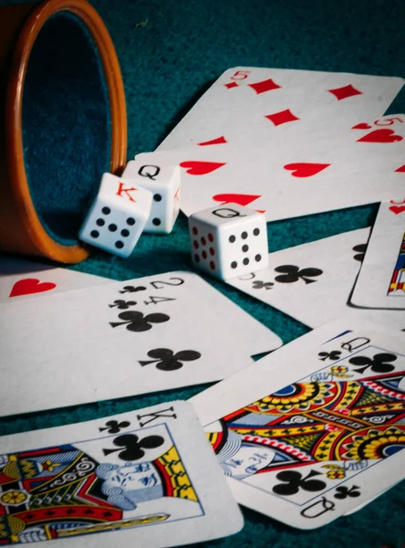 Vertikal Bild Poker Tärningar Kopp Och Kort Grön Matta — Stockfoto