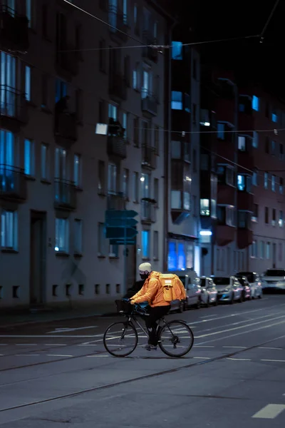 자전거를 소년은 코로나 기간에 도시의 갑니다 — 스톡 사진