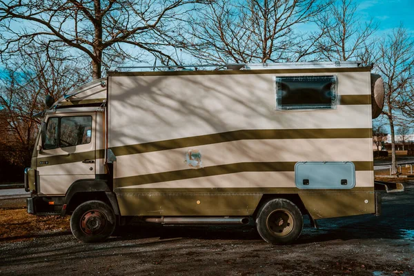 Uma Vista Lateral Motorhome Livre — Fotografia de Stock