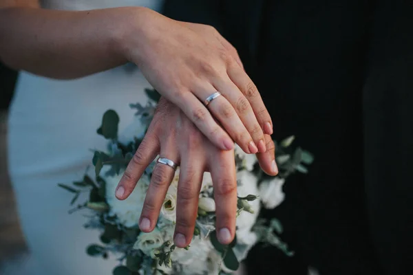 Uma Noiva Noivo Mãos Com Alianças Casamento — Fotografia de Stock