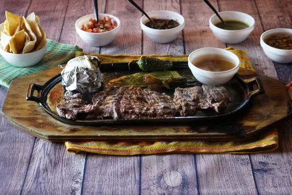 木製のテーブルの上にサラダとソースとサイドステーキとカベリアのクローズアップショット — ストック写真