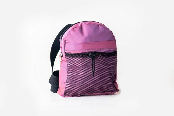 白い背景に紫色のバックパックのクローズアップショット — ストック写真