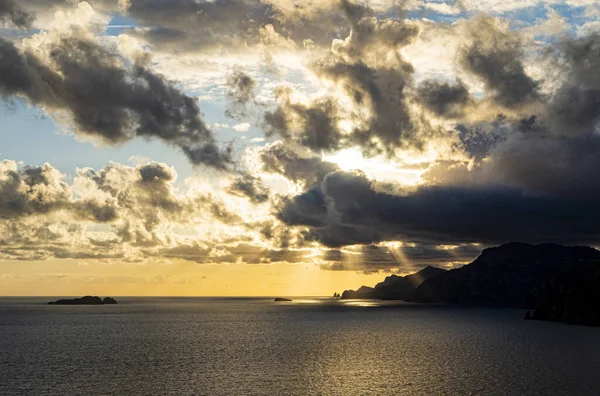 Een Adembenemend Uitzicht Een Prachtige Zeegezicht Bij Kleurrijke Zonsondergang Amalfi — Stockfoto